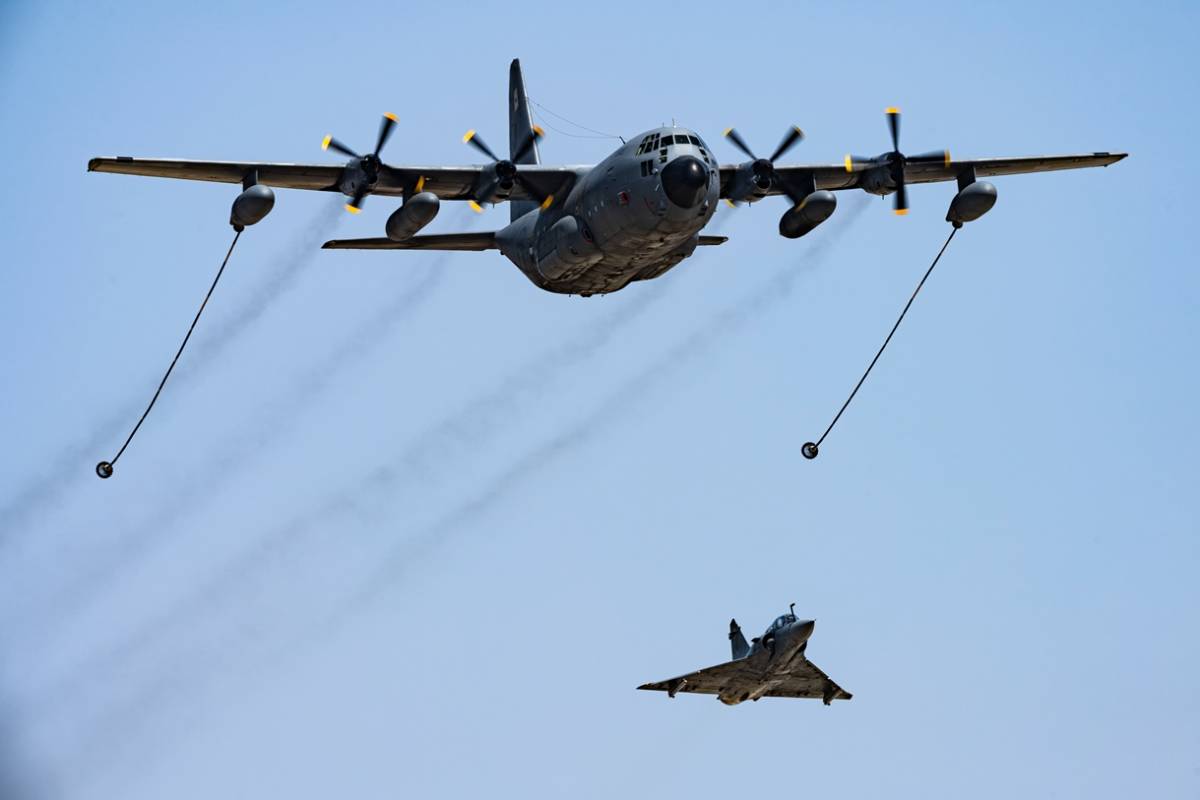 KC-130H Hercules del Grupo Aereo N 8 realizando una demostracin de reabastecimiento en vuelo con un Mirage 2000P.