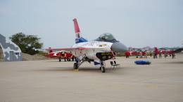 F-16C Block 50D (fabricado en 1991 y con numero de serie 91-0395) luciendo el esquema de pintura conmemorativo, en colores rojo, blanco y azul, del primer vuelo del YF-16 que tuvo lugar el 20 de enero de 1974.