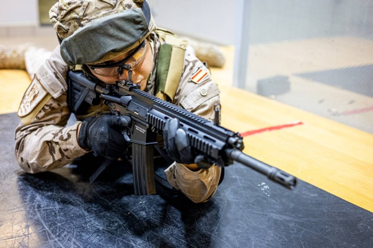 Un infante de Marina del TEAR empua su nuevo fusil de asalto HK416A5. (Foto Tercio de Armada)