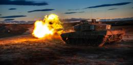 Leopard 2E abriendo fuego con su can de 120 mm. (Ejrcito de Tierra)