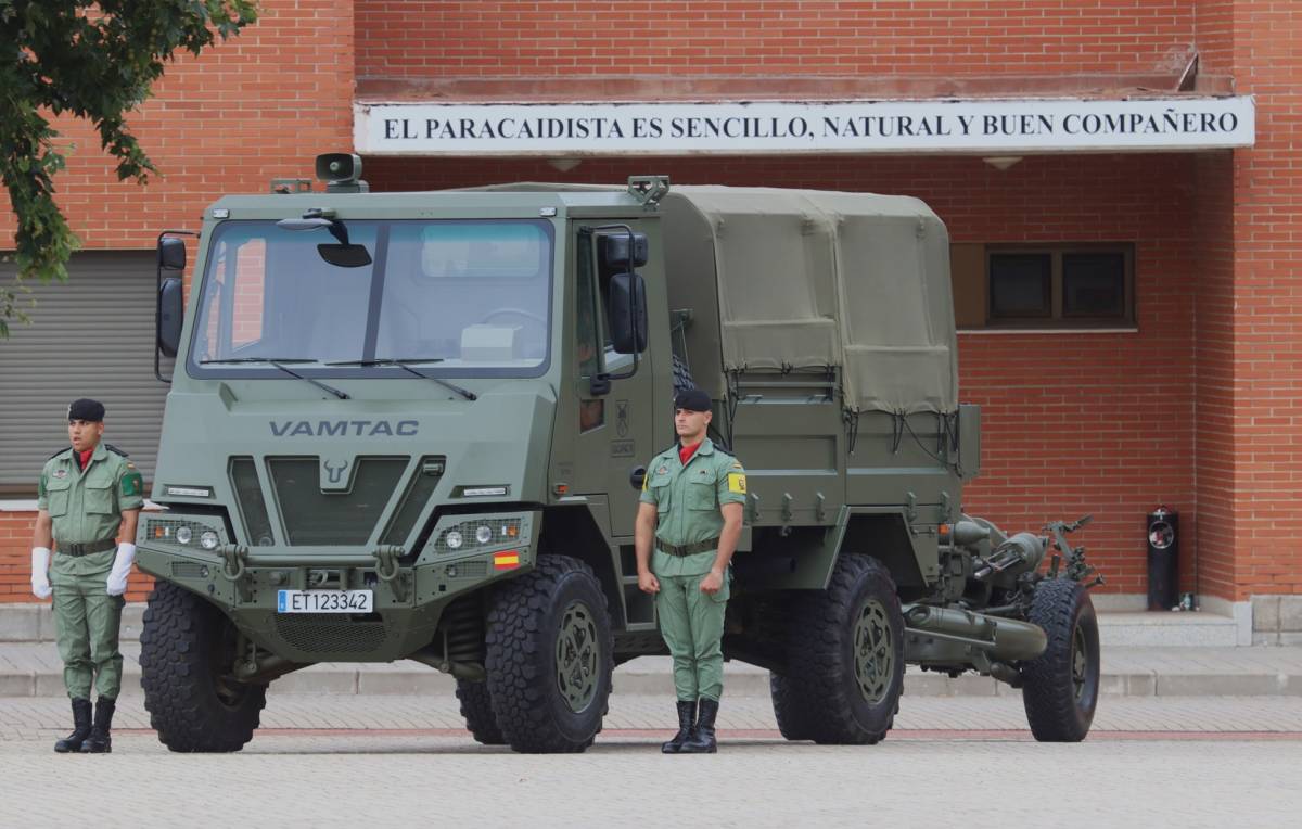 El GACAPAC VI tambin cuenta con el VAMTAC ST5 versin SK95, para remolcar los L-118.