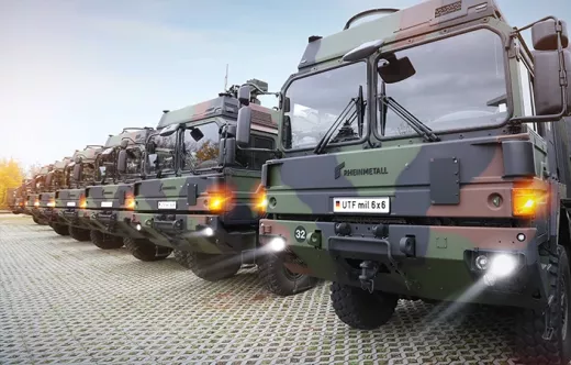 Camiones UTF 6x6 de Rheinmetall aparcados.