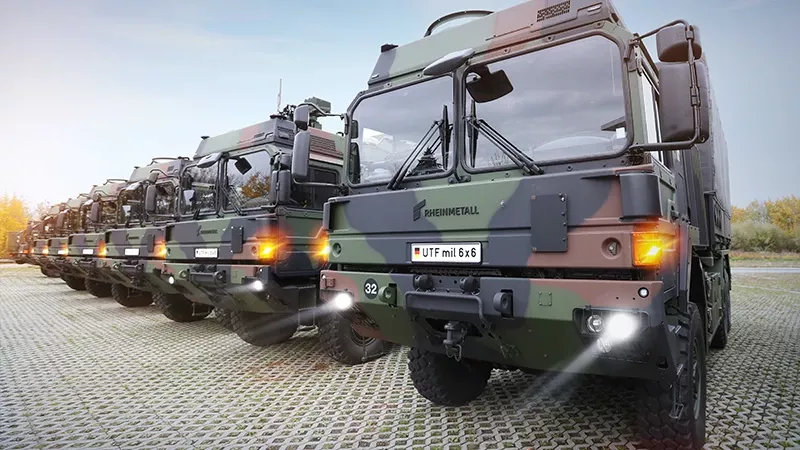 Camiones UTF 6x6 de Rheinmetall aparcados.