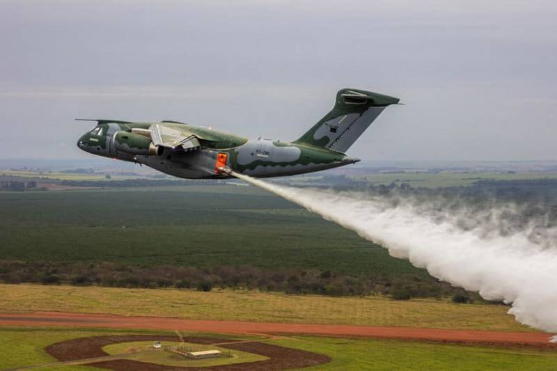 طائرة KC-390 تابعة للقوات الجوية البرازيلية تنفذ أول مهمة لمكافحة الحرائق