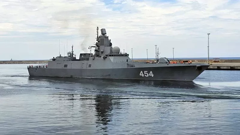 La fragata de misiles guiados rusa Almirante Gorshkov amarrada en el Puerto de La Guaira (Venezuela).