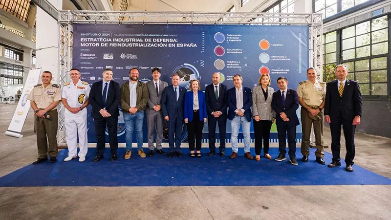 Foto de grupo con algunas de las personalidades que han participado en el evento (SEKUENS).