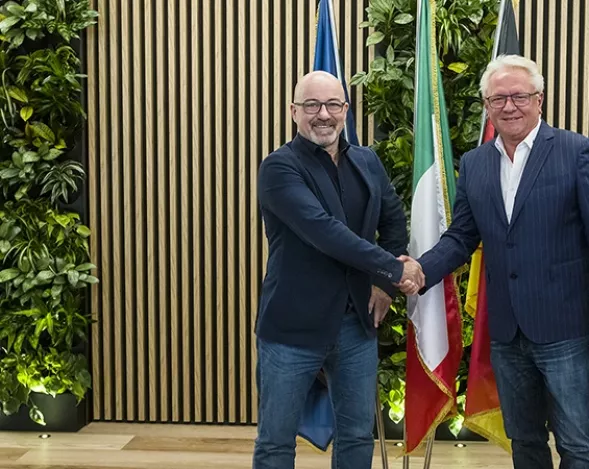 Armin Papperger, CEO de Rheinmetall AG y Roberto Cingolani, CEO de Leonardo tras la firma del acuerdo entre ambas empresas.