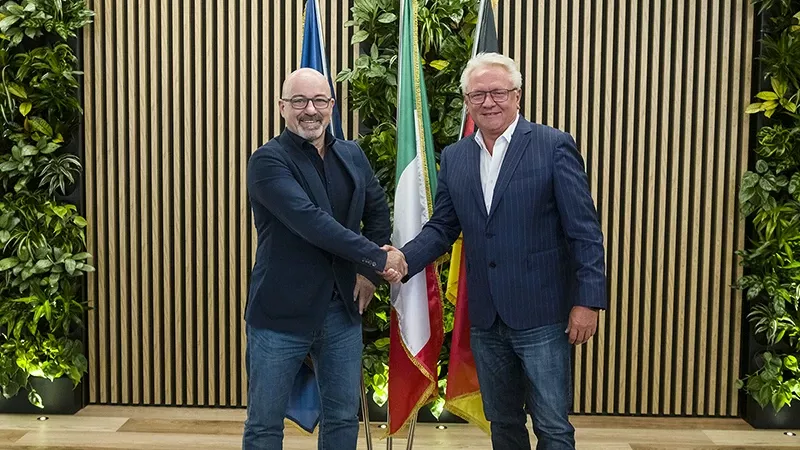 Armin Papperger, CEO de Rheinmetall AG y Roberto Cingolani, CEO de Leonardo tras la firma del acuerdo entre ambas empresas.