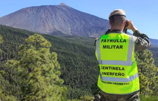 Miembro del Ejrcito de Tierra vigila los montes de Tenerife vigila los montes de Tenerife.