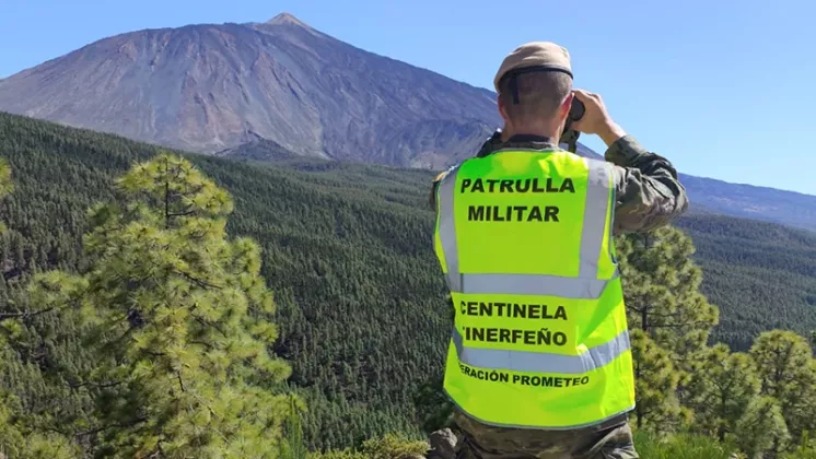Miembro del Ejrcito de Tierra vigila los montes de Tenerife vigila los montes de Tenerife.