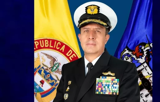 El Almirante Cubides, Comandante Fuerzas Militares de Colombia posa uniformado.