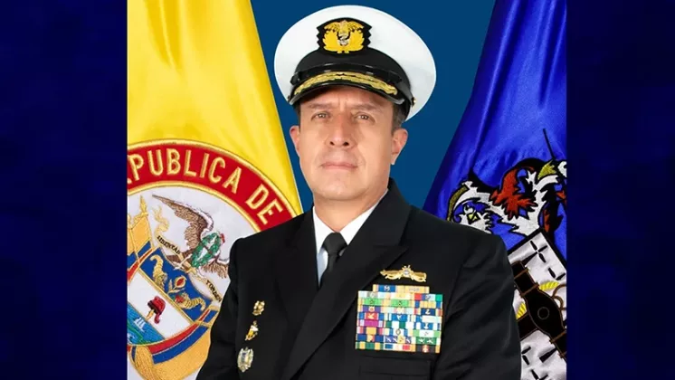El Almirante Cubides, Comandante Fuerzas Militares de Colombia posa uniformado.