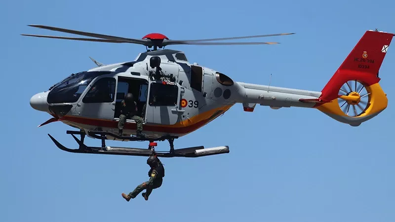 Helicptero H135 de la Escuela Militar de Helicpteros vuela en un simulacro de SAR.