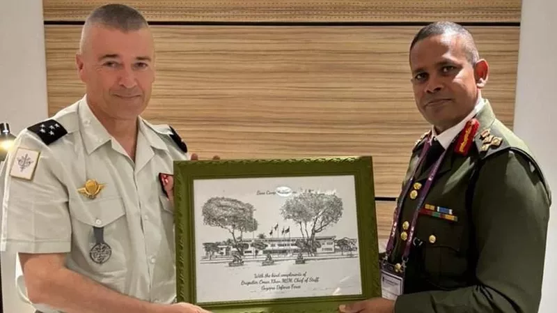 El jefe del Estado Mayor de la Fuerza de Defensa de Guyana (GDF), brigadier Omar Khan junto al  general Thierry Burkhard jefe del Estado Mayor de la Defensa de las Fuerzas Armadas francesas, posan tras la firma del acuerdo. 