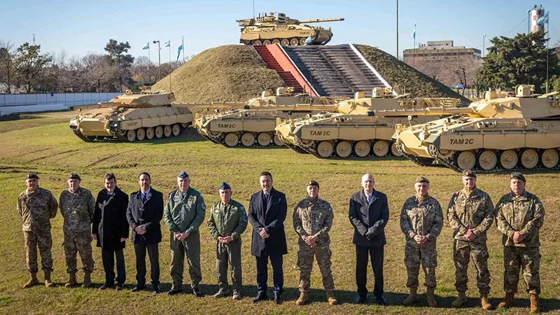 Modernizar la fuerza blindada es una opcion expresada por el ministro Petri. Foto: Luis Pieiro