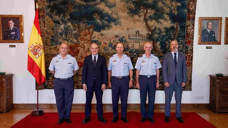 Foto de grupo tras la firma del acuerdo para que ITP Aero se ocupe del mantenimiento inorgnico de motores en servicio de los aviones y helicpteros del Ejrcito del Aire y del Espacio, el Ejrcito de Tierra y la Armada espaoles. 