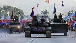 Blindados T-72B1 y Norinco VN4 y VN18 venezolanos durante un desfile.