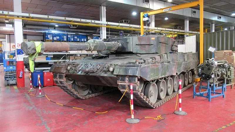 Carro de combate Leopard 2A4 del Ejrcito de Tierra durante su actualizacin en las instalaciones de SDLE.