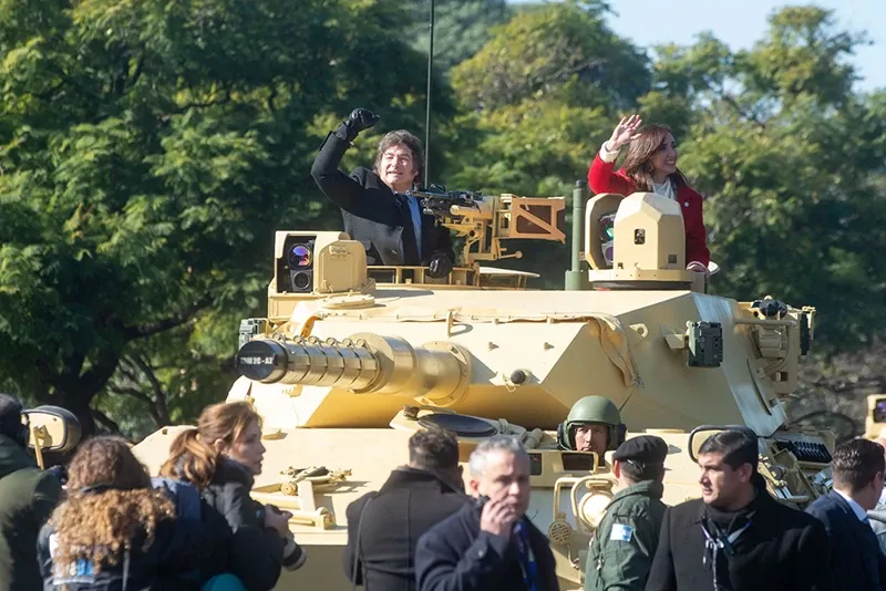 El presidente argentino montado en un TAM junto a la Vicepresidente durante el desfile mlitar.