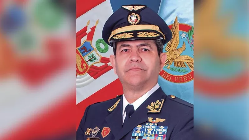 Comandante General de la Fuerza Area del Per, General del Aire Carlos Enrique Chvez Cateriano.