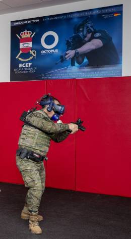 Soldado entrenndose con unas gafas de realidad virtual con el sistema Octopus Tactical Software (ECEF).