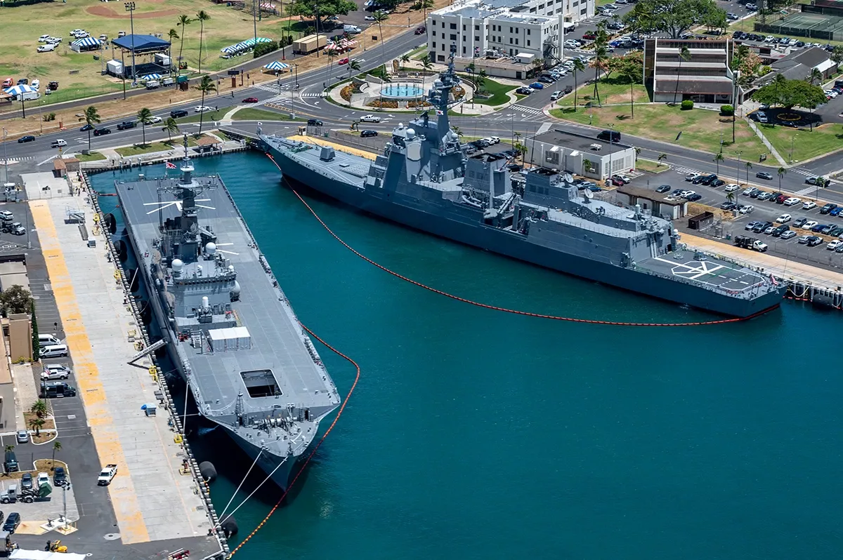 El Buque de Asalto Anfibio JS Kunisaki (LST-4003) de la Clase Osumi y el Destructor JS Haguro (DDG-180) de la Clase Maya, de la Fuerza Maritima de Autodefensa del Japn (Japan Maritime Self-Defense Force). Foto: DIVDS (Defense Visual Information Distribution Service)