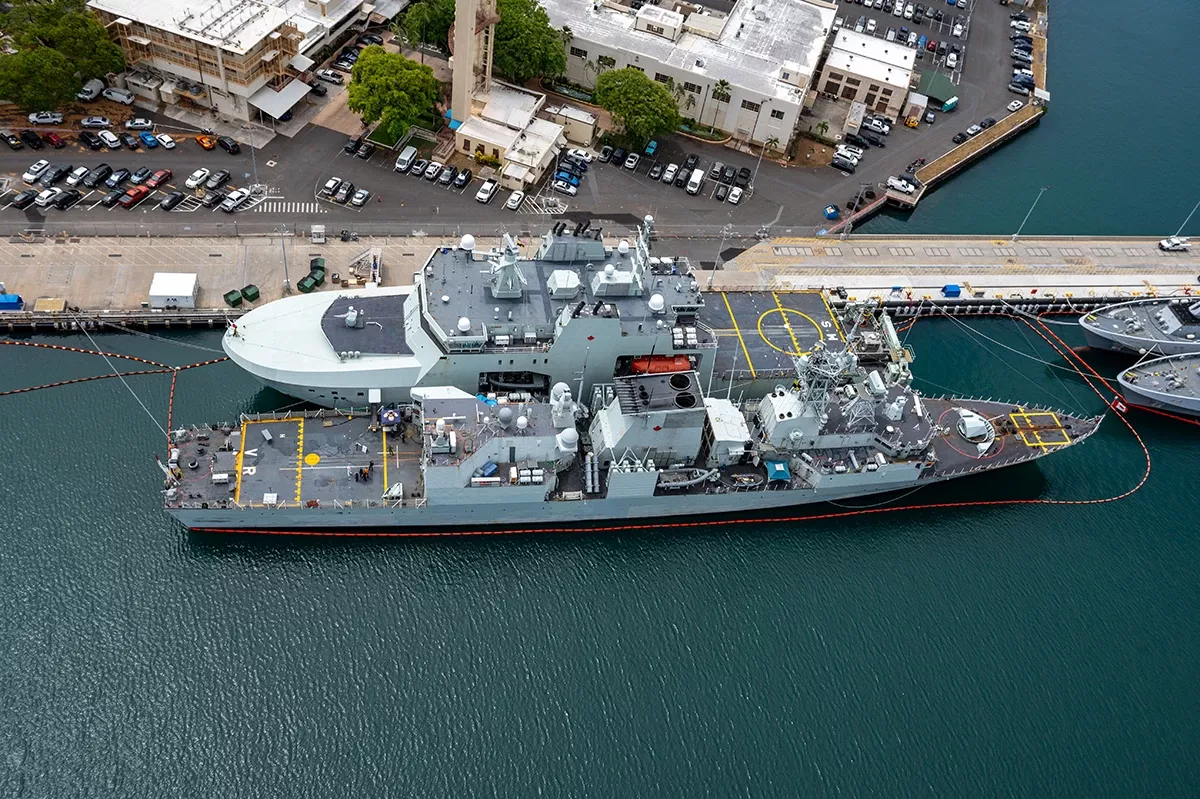 La Armada Real de Canada participa en RIMPAC 2024, con la Fragata de la Clase Halifax HMCS Vancouver (FFH-331) y el Patrullero Oceanico (OPV) de la Clase Harry DeWolf HMCS Max Bernays (AOPV-432). Foto: DIVDS (Defense Visual Information Distribution Service).