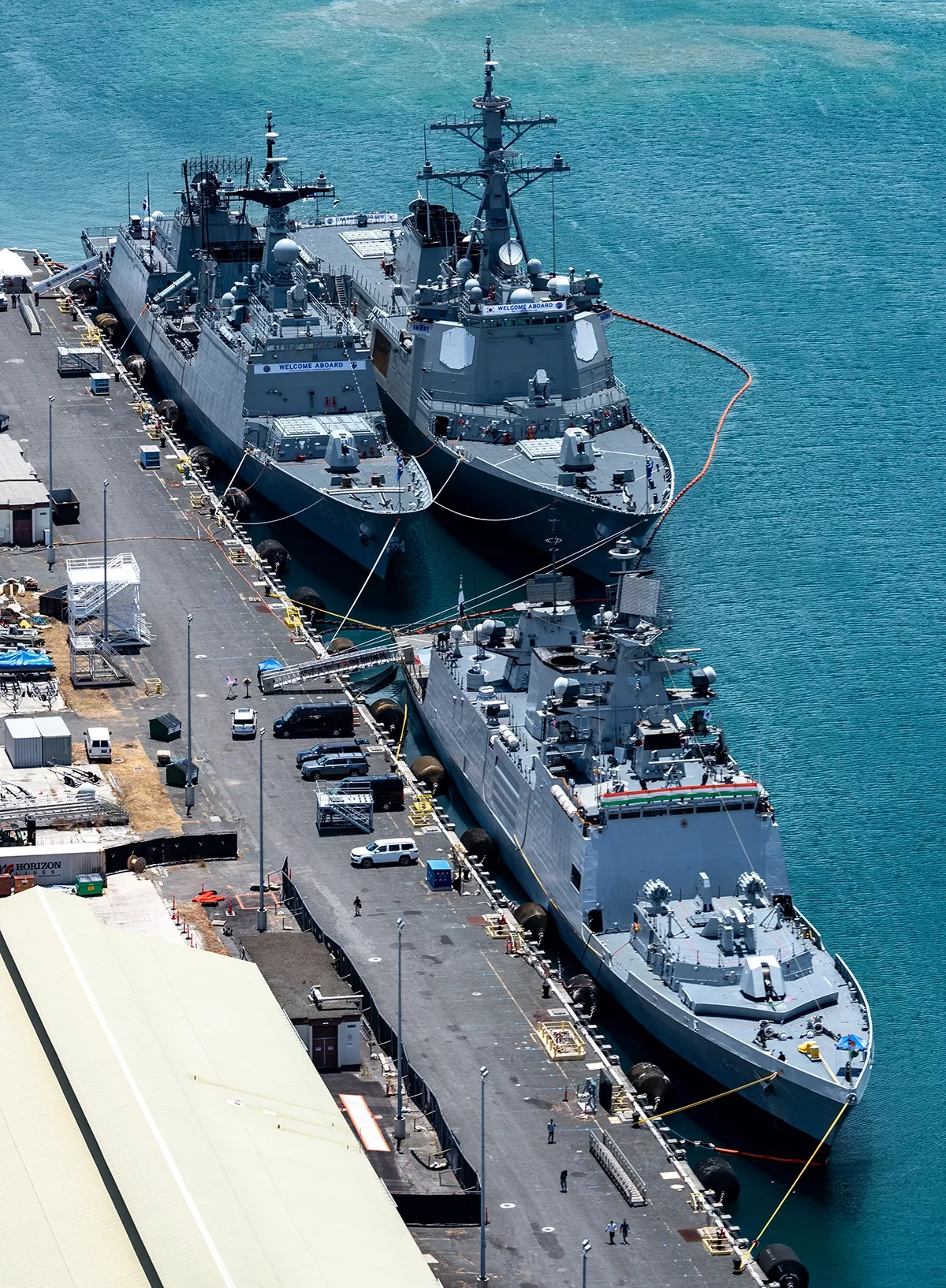 La Fragata Polivalente Furtiva INS Shivalik (F-47) de la Armada de la India junto a los Destructores ROKS Chungmugong Yi Sun-sin (DDH-975) y  ROKS Yulgok Yi I (DDG-992) de la Armada de la Republica de Corea del Sur. Foto: DIVDS (Defense Visual Information Distribution Service).