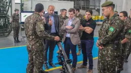 Comitiva de BAE Systems reunida en brasil para abordar la fabricacin local del obs Light Gun de 105 mm