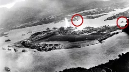Figura 1. Fotografa tomada desde un avin japons poco despus del comienzo del ataque a Pearl Harbor. Un torpedo acaba de alcanzar al USS West Virginia en el lado ms alejado de la isla Ford (centro). Aviones japoneses son visibles en el centro (sobre la Isla Ford) y a la derecha, sobre el Astillero Naval