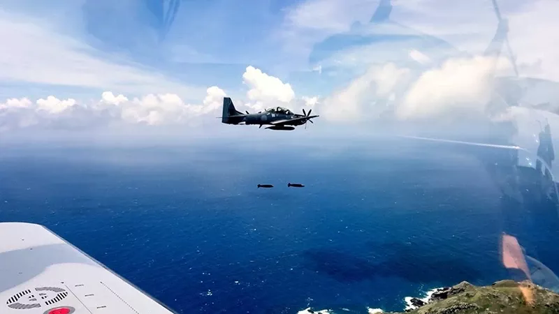 Lanzamiento de bombas de prctica de carga inerte de 500 libras BDU-50 sobre blancos de prctica en la isla Alto Velo. Foto: FARD