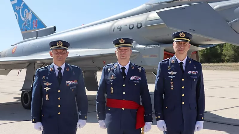 El coronel Snchez Caamao (a la derecha), junto al general Domnguez y el coronel Zulueta. Foto: Ala 14