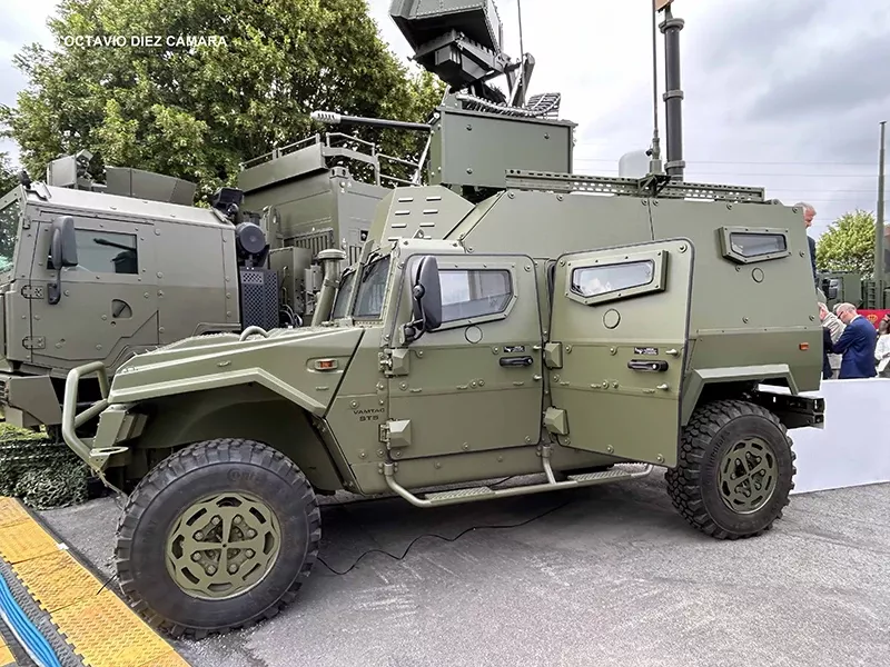 La integracin de torres con un montaje de 30mm en los VAMTAC ya es una realidad y se han podido ver en la ltima edicin de Eurosatory. Foto: Octavio Dez Cmara