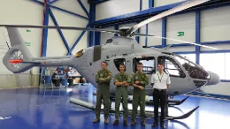 El nuevo helicptero en el hangar de entregas de Albacete, frente a l personal de la Armada que lo recepcion. Foto: Armada