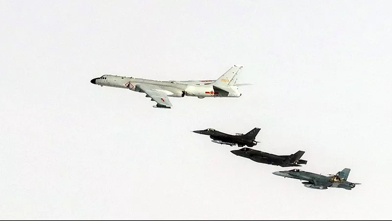 Uno de los H-6 chinos escoltado, de izquierda a derecha, un F-16, un F-38 y un F/A-18 de Canad. Foto: NORAD