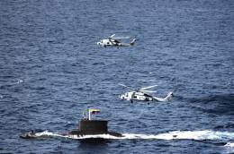 Submarino ARC Tayrona interactuando con helicpteros MH-60R Seahawk de los Estados Unidos en DESI 2024.