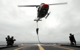 Comandos de las fuerzas especiales de Per en insercin desde un helicptero AB212 de la Armada de Per en PANAMAX24.. (Foto: SOUTHCOM)