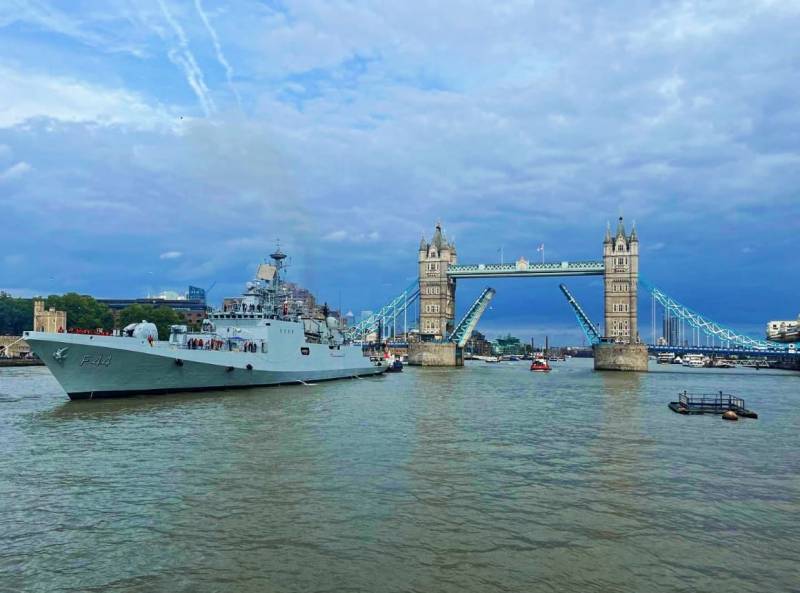 La fragata INS Tabar en el Tmesis, al fondo se ve el emblemtico puente victoriano de la torre de Londres. (foto Indian Navy)