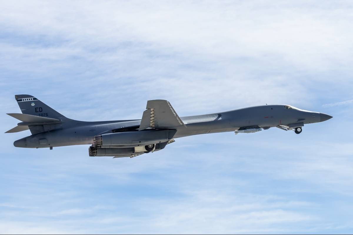 Imagen en vuelo del B-1 portando el LAM, sito bajo la parte delantera del fuselaje. (foto USAF)