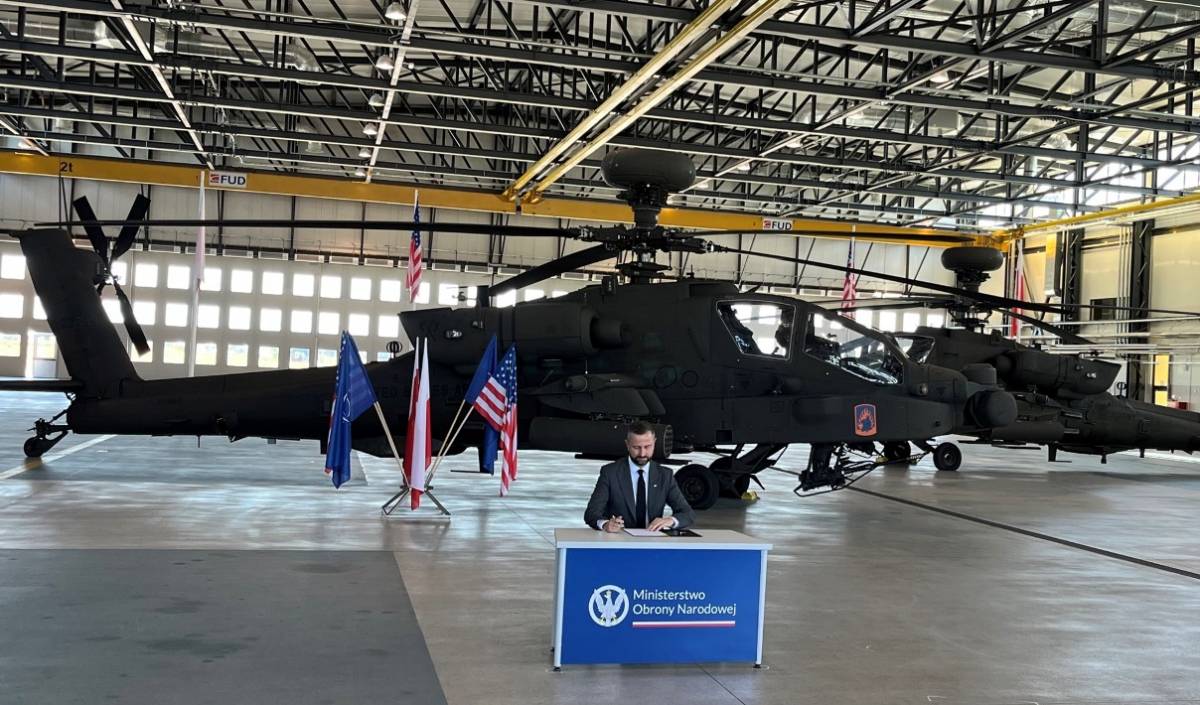 Firma de la aceptacin de la oferta de 96 helicpteros Apache 