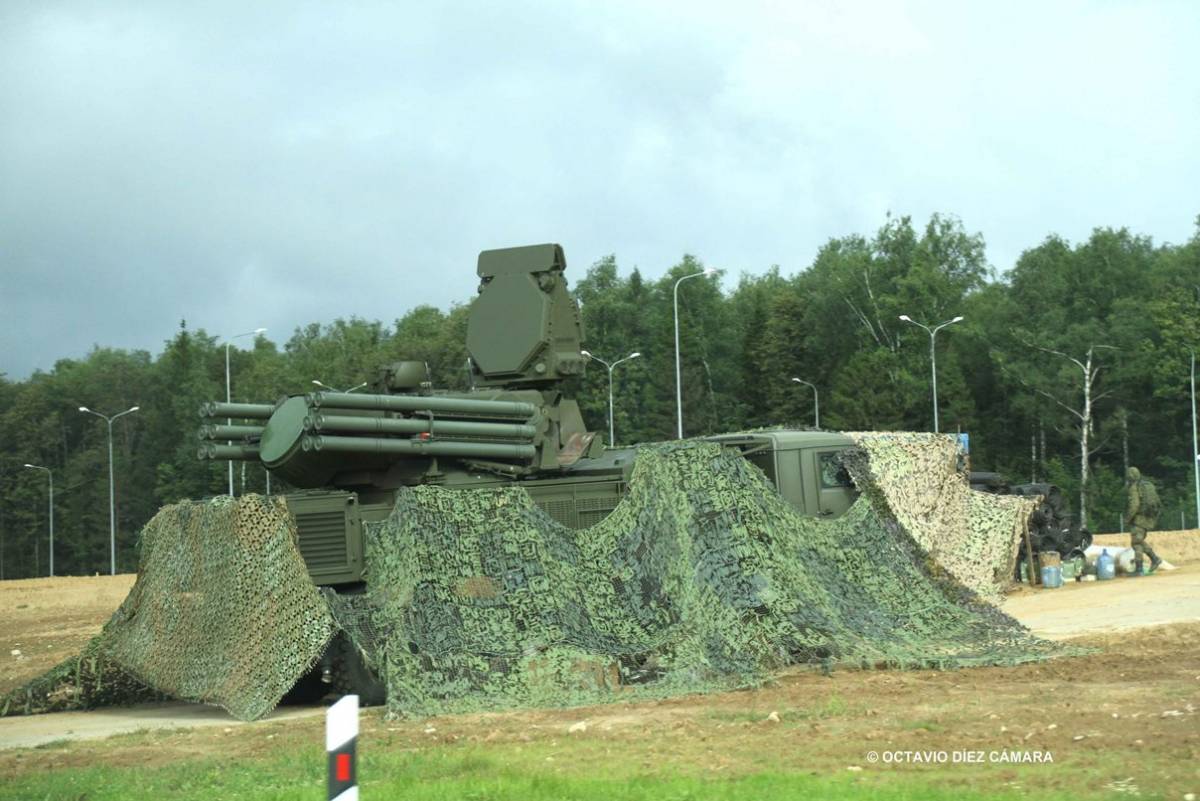 Al menos un camin 8x8 con el sistema de misiles y caones Pantsir fue destinado a proteger el emplazamiento ferial cercano a Mosc donde se desarrollaba Army 24. (Octavio Dez Cmara)   