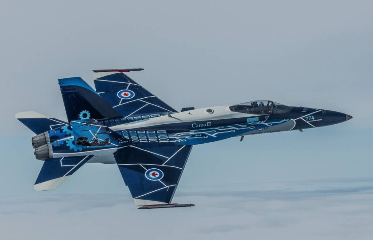 El espectacular CF-18 de la RCAF, que lleva una decoracin especial que recuerda los 100 aos de la Fuerza. (Foto Ministerio de Defensa de Canad)