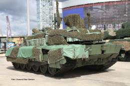 Vista posterior de un T-90M en el que se aprecia el tejido que cubre buena parte de su estructura, los mdulos de blindaje de los costados o las gruesas planchas que tiene en la zona trasera. (Octavio Dez Cmara)