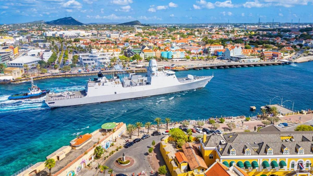 La fragata misilstica y de comando HNLMS Tromp (F803) en el puerto de Willemstad. (Foto: Defensa en el Caribe)