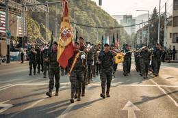 La bandera del Regimiento Npoles n 4 de Paracaidistas abriendo la participacin espaola en el desfile de Bansk Bystrica. (foto EMAD)