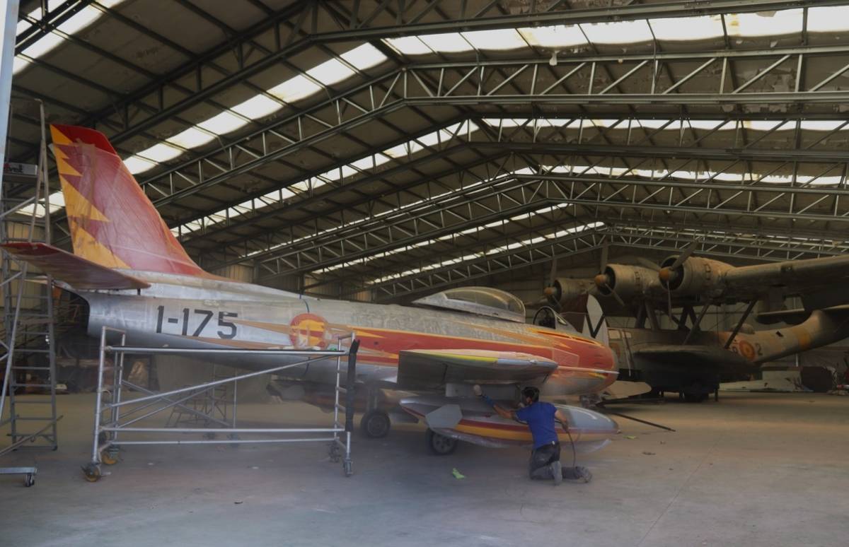 El hangar 6, en primer plano el F-86F Sabre en proceso de repintado, al fondo se ve el Dornier Do-24. (foto Julio Maz)