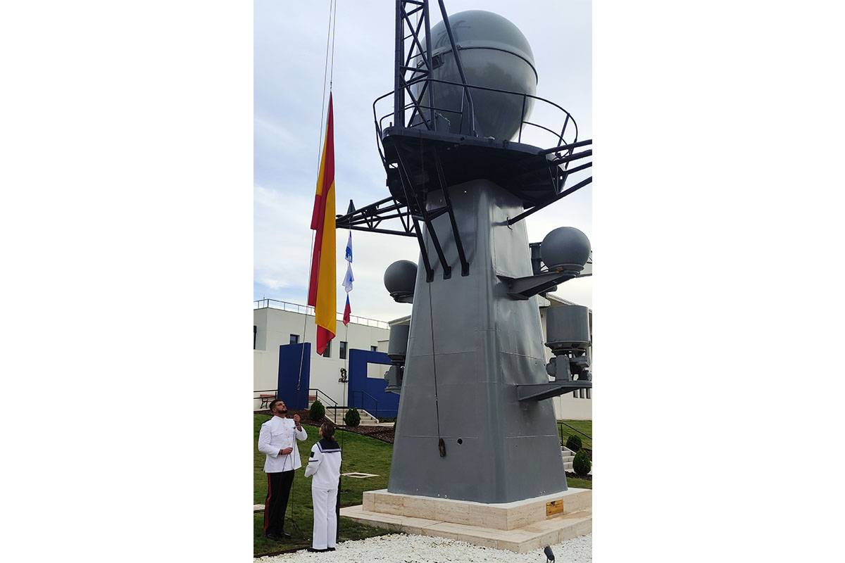 El primer arriado de la Bandera de Espaa en el nuevo Archivo de la Armada se realiz. (foto Julio Maz)