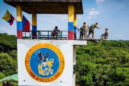 Descenso en rappel desde la torre de la Base del Centro Entrenamiento Anfibio de Infantera de Marina Colombiana. (Foto: Armada de Colombia)