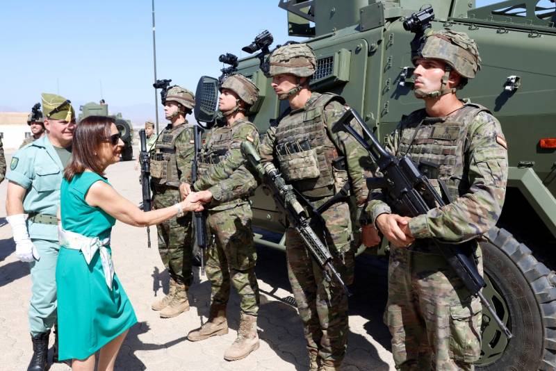 La ministra de Defensa visita a la Brigada Rey Alfonso XIII de la Legin (Ministerio de Defensa)