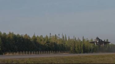 Un F-35A estadounidense despegando de una carretera finlandesa (captura vdeo OTAN)